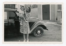 PHOTO SNAPSHOT, PEUGEOT 202 voiture ancienne Mère & fille reflet photographe