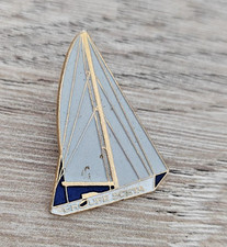Pin's Bateau Groupe SCETA - Voilier de course du français Christophe Auguin