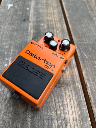 Boss distortion pedal - ds-1,