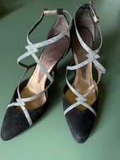 Emporio Armani élégantes chaussures festives pour femmes en daim et rubans argentés