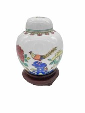 Pot à Gingembre  Porcelaine Chinoise Sur Son Socle En Bois . Motifs Fleurs Paon
