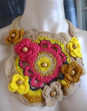 COLLIER D'ART A LA MAIN, FILS MULTI-COULEURS CROCHES ET BILLES EN BOIS...