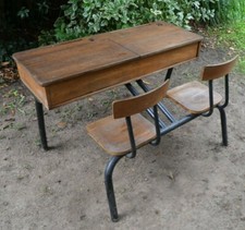 bureau d'écoliers deux places avec  les pupitres qui se lèvent années 1950-1960