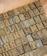 Police de Caractères fantaisie à dorer fer reliure dorure bronze laiton rare .