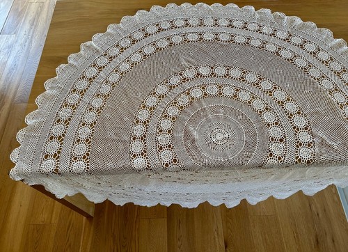 Nappe blanche ronde ancienne