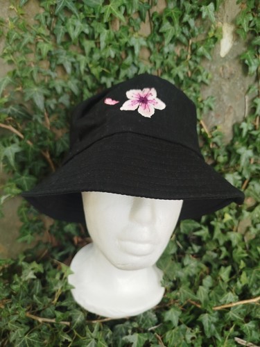 Bob noir sakura - brodée, main