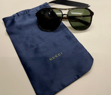 Gucci Paire de lunettes de soleil en résine.