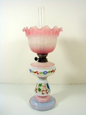 Lampe à Pétrole Opaline Peinte XIX° Décor Fleurs Abat jour Pâte de Verre Rose