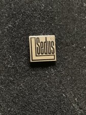 Pin’s logo Sedus - fabricant mobilier de bureau