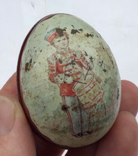 ŒUF DE PÂQUES EN TÔLE LITHOGRAPHIÉE ENFANT MILITAIRE AU TAMBOUR IAN LOGAN SWISS