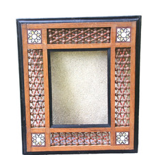Cadre oriental en bois, décor de nacre et moucharabieh. 47 x 41 cm.