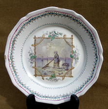 ASSIETTE ANCIENNE EN FAÏENCE - DÉCOR D'UNE FEMME RAMASSANT DES COQUILLAGES