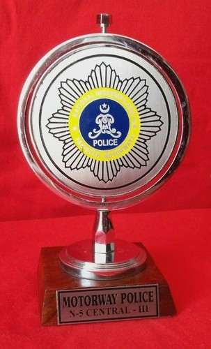 Trophée sur socle - , police