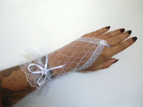 Mitaines manchettes blanches