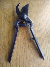 Ancien sécateur en métal de