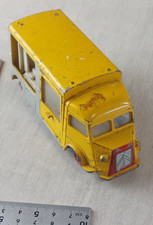 Ancien camion publicitaire