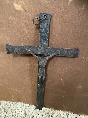 Christ sur croix en - la, fer