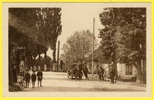 cpa Animée RARE 71 - MONTRET Carrefour de la CROIX Automobile Pompe à ESSENCE