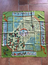 Foulard Hermès intitulé Neige d'antan / taille 90 vert / Caty Latham