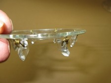 1 ancienne coupelle/bobèche en verre , avec pampilles ;Diam 6,9 cm; Pour lustre.