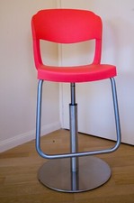 Tabourets de cuisine modernes réglable en hauteur, pivotants, stables.