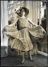 photo. collection Nina Ricci . robe " Brazilla " 1960
