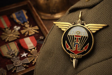 Pucelle militaire parachutiste