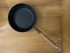 Poêle Le Creuset fonte émaillée Ø24 cm – Manche bois d’origine – Vintage