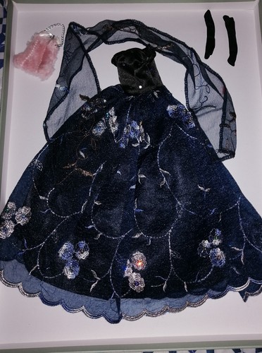Robe pour poupée - @, mannequin