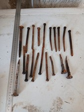 20 x ANCIEN GRAND CLOU EN FER FORGÉ . CHARPENTE PORTE POUTRE . L 8 à 16 cm