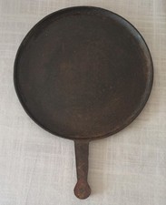 Ancienne  galetiere crêpière, tuile à galettes en fonte . 2,060Kg