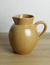 Joli pichet en terre cuite carafe beige signé CNP village grès France déco
