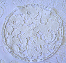 ANCIEN NAPPERON ROND COTON BLANC BRODERIE RICHELIEU ANGE CHERUBIN