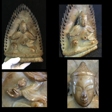 CHINE  GRANDE JADÉITE BOUDDHA au SCEPTRE RUYI - BORDURE DENTÉE AJOURÉE - 25cm