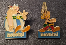 Pin’s Lot de 2 BD Dessin Animé Obélix Astérix Novotel Signé Goscinny Uderzo (90)