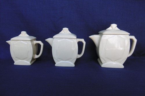 Trois theières anciennes - trois,