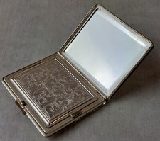 Ancien poudrier, en métal