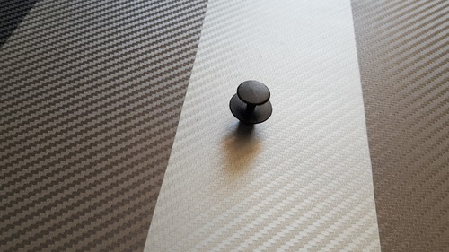 Une agrafe pour grille sous - une,
