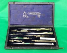 ANCIENNE BOÎTE DE COMPAS AVEC