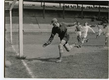 Stade de gerland Lyon match de foot gardien de but en action football PHOTO 1950