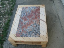 Table basse en palette et dessus marbre