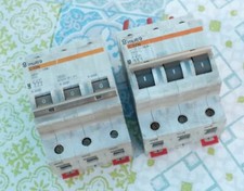 Lot de 2 Merlin Gerin 20135 Multi 9 C32N disjoncteur N° 17 U