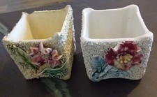 2 caches pots anciens  en faïence granitée et fleurs en barbotine ...