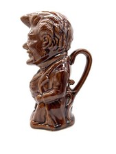 Pichet cruche barbotine homme à barbe malicieux