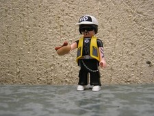 PLAYMOBIL : homme tatoué mangeant 1 hot dog