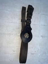 ANCIENNE CEINTURE MILITAIRE EN CUIR AVEC INSCRIPTION ET FLEUR DE LYS 19 EME