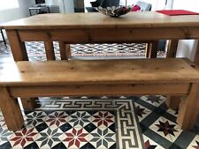 Table et deux bancs en bois massif