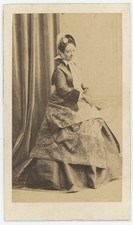 CDV c.1865. Portrait d'une femme en robe. Timbre sec " ours " en bas à droite.