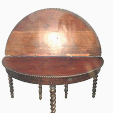 table demi lune ,en acajou de cuba , pieds torsade,bord en gaudron .XIX siècle .