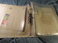 Une centaine de documents avec timbres fiscaux dans un classeur de  28 x 32 cm